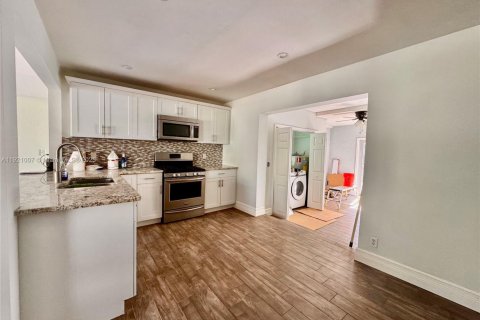 Villa ou maison à louer à Lantana, Floride: 2 chambres, 89.56 m2 № 1975203 - photo 6