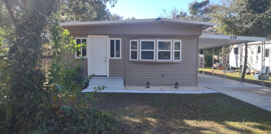 House in Interlachen, Florida 3 bedrooms, 97.92 sq.m. № 887226