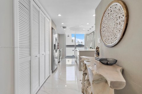 Condo in Bay Harbor Islands, Florida, 3 bedrooms № 1971168 - photo 23