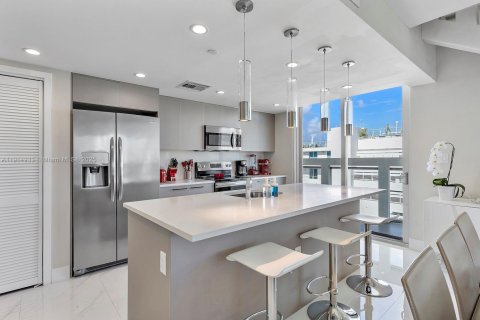 Condo in Bay Harbor Islands, Florida, 3 bedrooms № 1971168 - photo 11