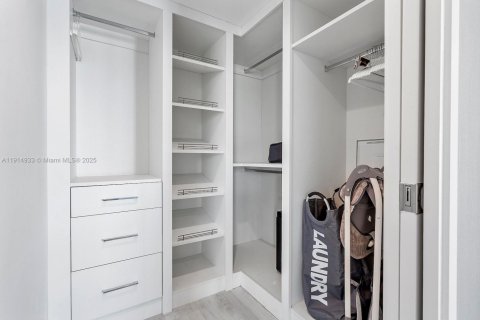 Condo in Bay Harbor Islands, Florida, 3 bedrooms № 1971168 - photo 29