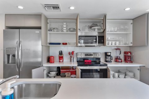 Condo in Bay Harbor Islands, Florida, 3 bedrooms № 1971168 - photo 16