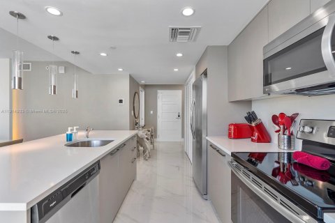 Condo in Bay Harbor Islands, Florida, 3 bedrooms № 1971168 - photo 13