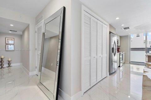 Condo in Bay Harbor Islands, Florida, 3 bedrooms № 1971168 - photo 20