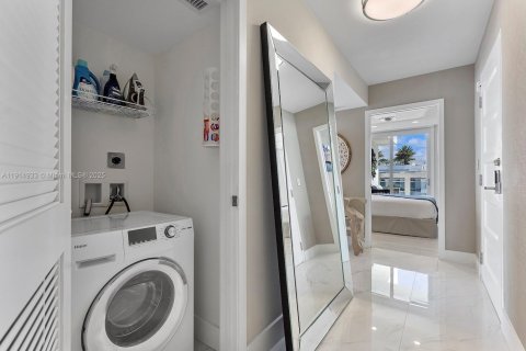 Condo in Bay Harbor Islands, Florida, 3 bedrooms № 1971168 - photo 21