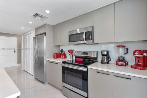 Condo in Bay Harbor Islands, Florida, 3 bedrooms № 1971168 - photo 14