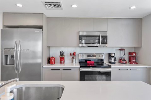 Condo in Bay Harbor Islands, Florida, 3 bedrooms № 1971168 - photo 15