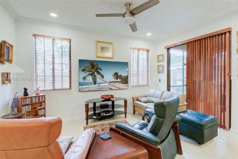 Condo in Weston, Florida, 3 bedrooms  № 2011607 - photo 11