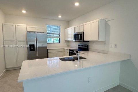 Adosado en alquiler en Florida City, Florida, 3 dormitorios № 1993573 - foto 3