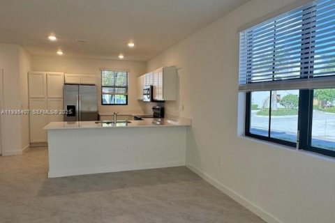 Adosado en alquiler en Florida City, Florida, 3 dormitorios № 1993573 - foto 4