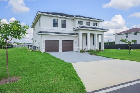 Снять в аренду виллу или дом в Хомстед, Флорида 5 спален, 253.72м2, № 2031415 - фото 2