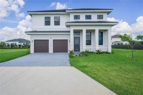 Снять в аренду виллу или дом в Хомстед, Флорида 5 спален, 253.72м2, № 2031415 - фото 1