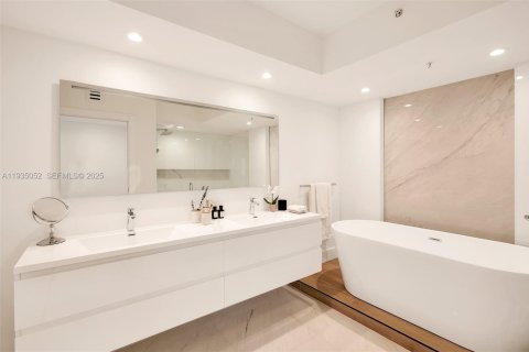 Condominio en venta en Miami Beach, Florida, 3 dormitorios, 215.53 m2 № 1993238 - foto 11