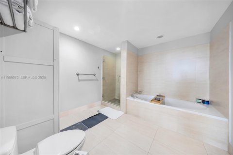 Condo in North Bay Village, Florida, 3 bedrooms  № 2010471 - photo 17