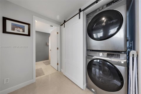 Condo in North Bay Village, Florida, 3 bedrooms  № 2010471 - photo 19