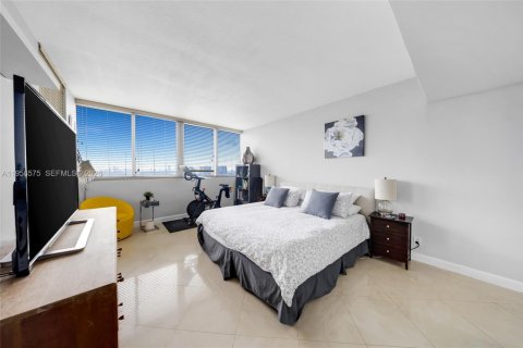 Condo in North Bay Village, Florida, 3 bedrooms  № 2010471 - photo 12