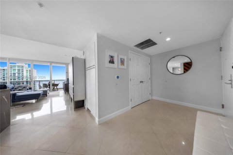 Condo in North Bay Village, Florida, 3 bedrooms  № 2010471 - photo 30