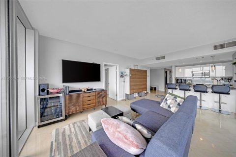 Condo in North Bay Village, Florida, 3 bedrooms  № 2010471 - photo 10