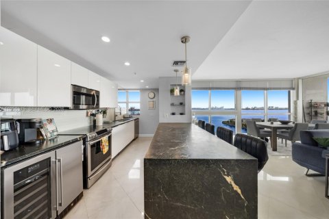 Condo in North Bay Village, Florida, 3 bedrooms  № 2010471 - photo 2