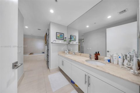 Condo in North Bay Village, Florida, 3 bedrooms  № 2010471 - photo 16