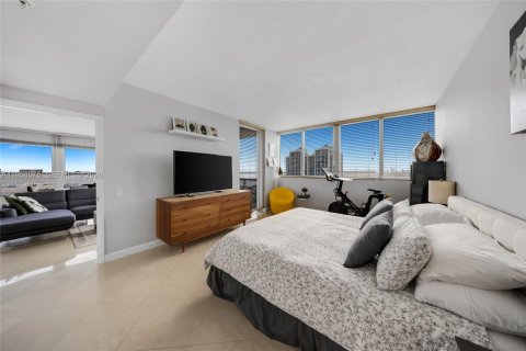 Condo in North Bay Village, Florida, 3 bedrooms  № 2010471 - photo 13