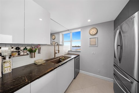 Condo in North Bay Village, Florida, 3 bedrooms  № 2010471 - photo 3