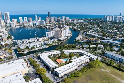 Condominio en venta en Hallandale Beach, Florida, 2 dormitorios, 89.65 m2 № 2057391 - foto 17