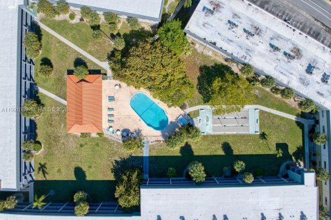 Condominio en venta en Hallandale Beach, Florida, 2 dormitorios, 89.65 m2 № 2057391 - foto 16