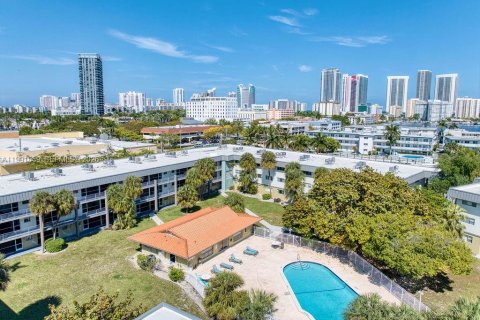 Condominio en Hallandale Beach, Florida, 2 dormitorios  № 2057391