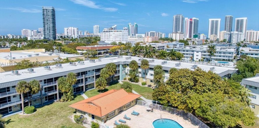 Condominio en Hallandale Beach, Florida, 2 dormitorios  № 2057391