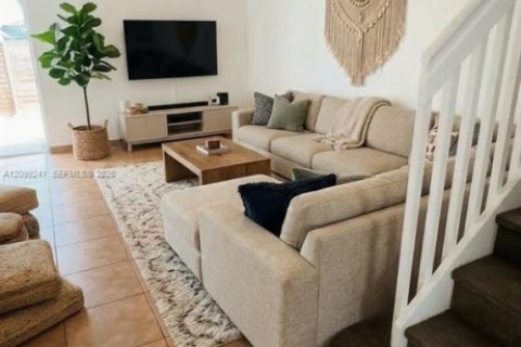Touwnhouse à vendre à Miami, Floride: 4 chambres, 171.4 m2 № 2397454 - photo 6