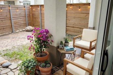 Touwnhouse à vendre à Miami, Floride: 4 chambres, 171.4 m2 № 2397454 - photo 11