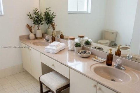 Touwnhouse à vendre à Miami, Floride: 4 chambres, 171.4 m2 № 2397454 - photo 14