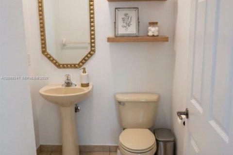 Touwnhouse à vendre à Miami, Floride: 4 chambres, 171.4 m2 № 2397454 - photo 9