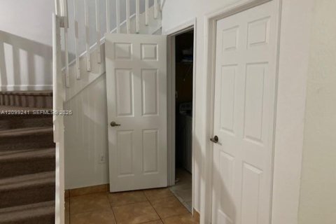 Touwnhouse à vendre à Miami, Floride: 4 chambres, 171.4 m2 № 2397454 - photo 12
