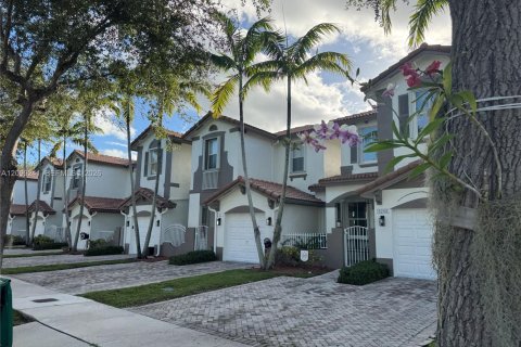 Touwnhouse à vendre à Miami, Floride: 4 chambres, 171.4 m2 № 2397454 - photo 2