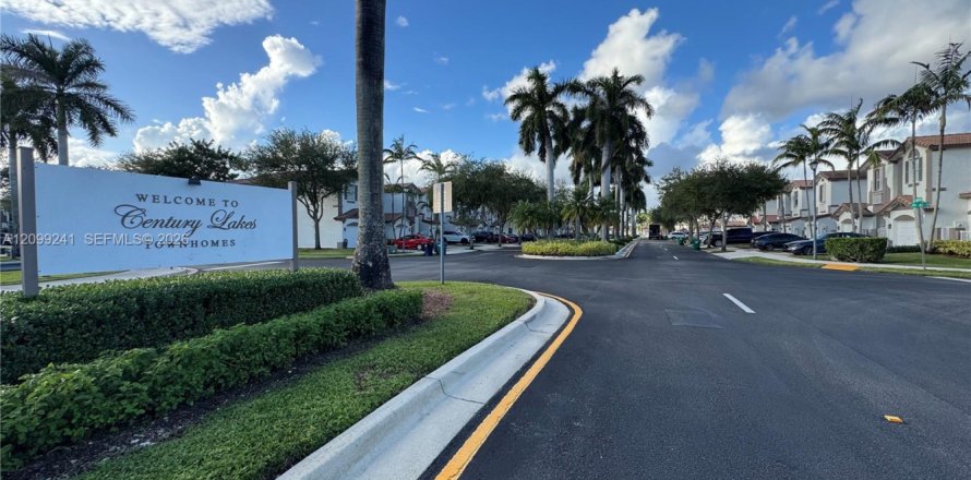 Touwnhouse à Miami, Floride 4 chambres, 171.4 m2 № 2397454