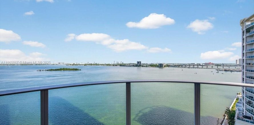 Кондоминиум с 4 спальнями в Майами, Флорида № 1979597