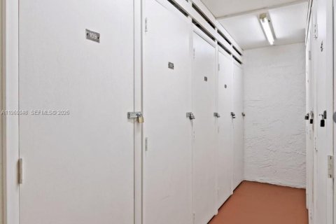 Снять в аренду кондоминиум в Пемброк-Пайнс, Флорида 2 спальни, 108.7м2, № 2080696 - фото 25