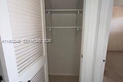 Снять в аренду кондоминиум в Пемброк-Пайнс, Флорида 2 спальни, 108.7м2, № 2080696 - фото 21