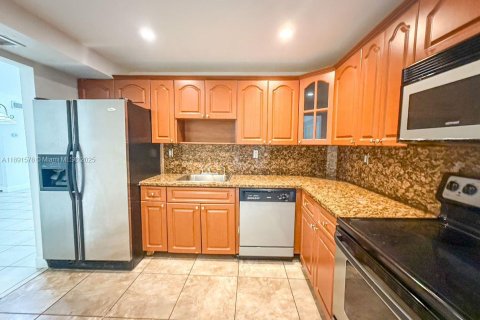 Copropriété à louer à Miami, Floride: 3 chambres, 117.89 m2 № 1943563 - photo 1
