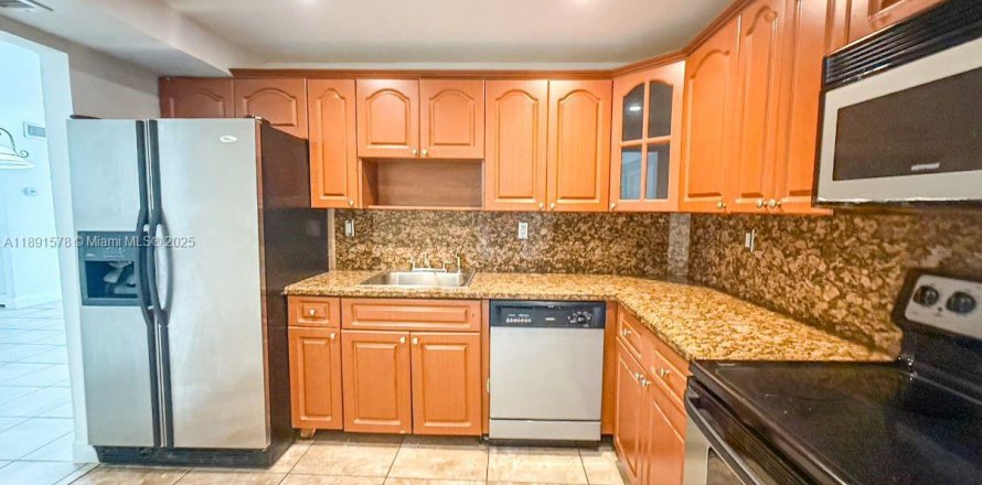 Condo à Miami, Floride, 3 chambres  № 1943563
