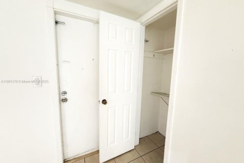 Copropriété à louer à Miami, Floride: 3 chambres, 117.89 m2 № 1943563 - photo 4
