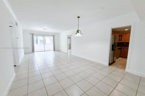 Copropriété à louer à Miami, Floride: 3 chambres, 117.89 m2 № 1943563 - photo 3