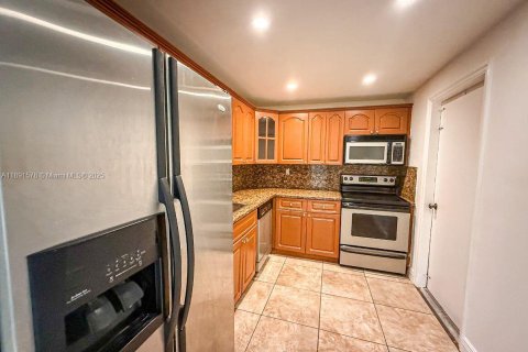 Copropriété à louer à Miami, Floride: 3 chambres, 117.89 m2 № 1943563 - photo 2