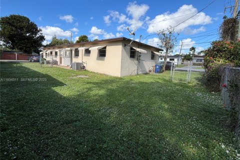 Снять в аренду виллу или дом в Халландейл-Бич, Флорида 2 спальни, 83.61м2, № 1992505 - фото 3