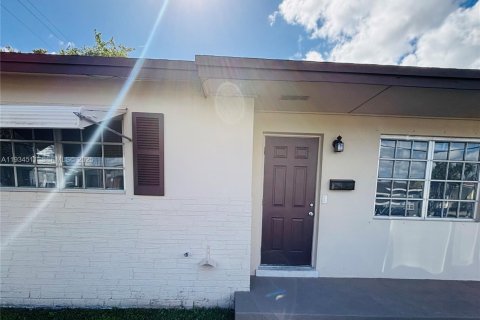 Снять в аренду виллу или дом в Халландейл-Бич, Флорида 2 спальни, 83.61м2, № 1992505 - фото 5