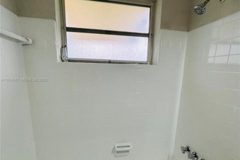House in Hallandale Beach, Florida 2 bedrooms, 90.12 sq.m. № 1992505 - photo 9