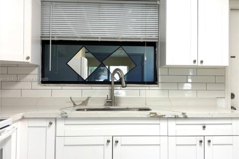 Снять в аренду виллу или дом в Халландейл-Бич, Флорида 2 спальни, 83.61м2, № 1992505 - фото 1