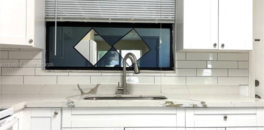 Дом в Халландейл-Бич, Флорида 2 спальни, 83.61м2 № 1992505